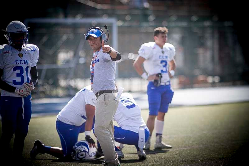 El coach durante un encuentro de Borregos Juvenil