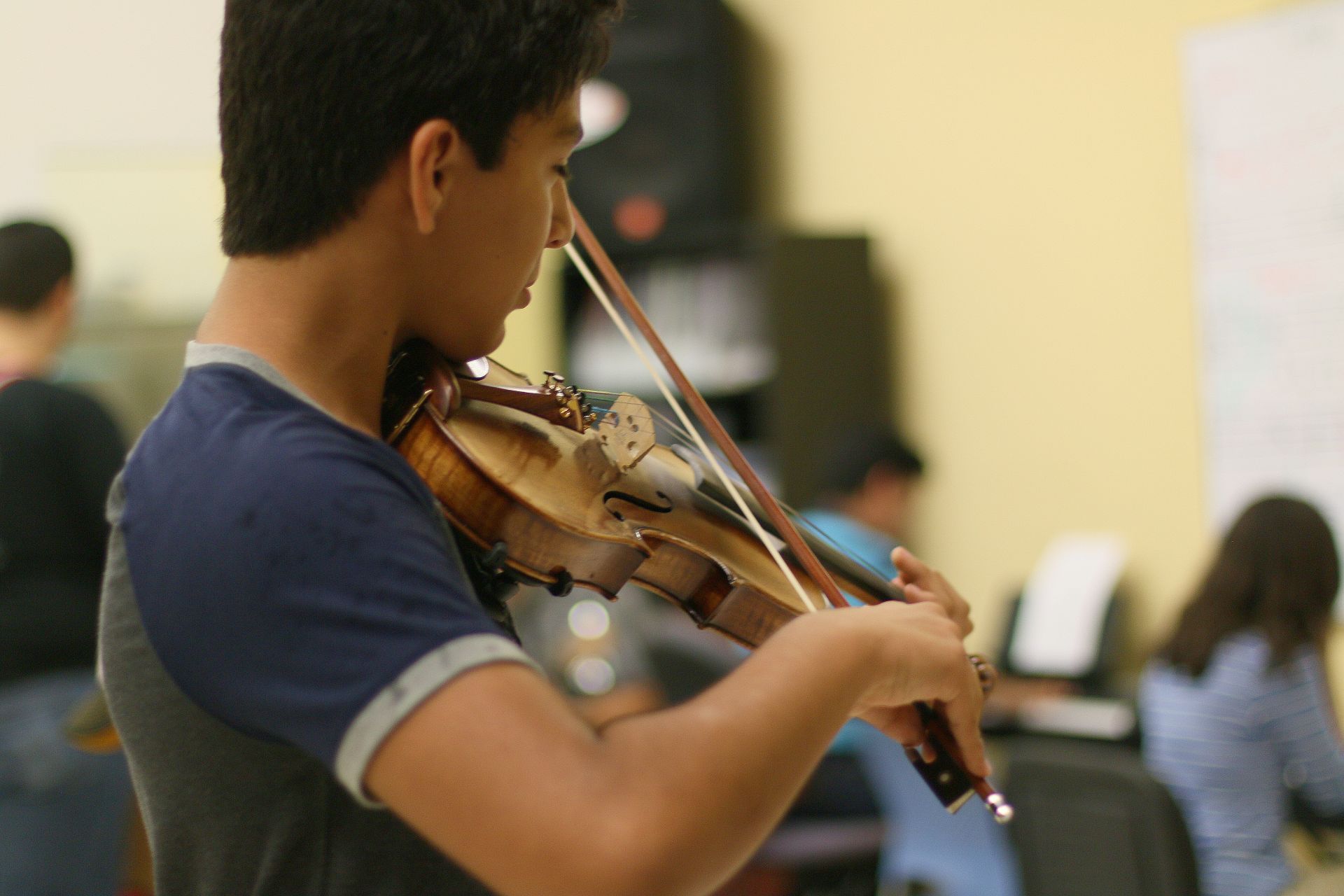 Joven tocando el violín