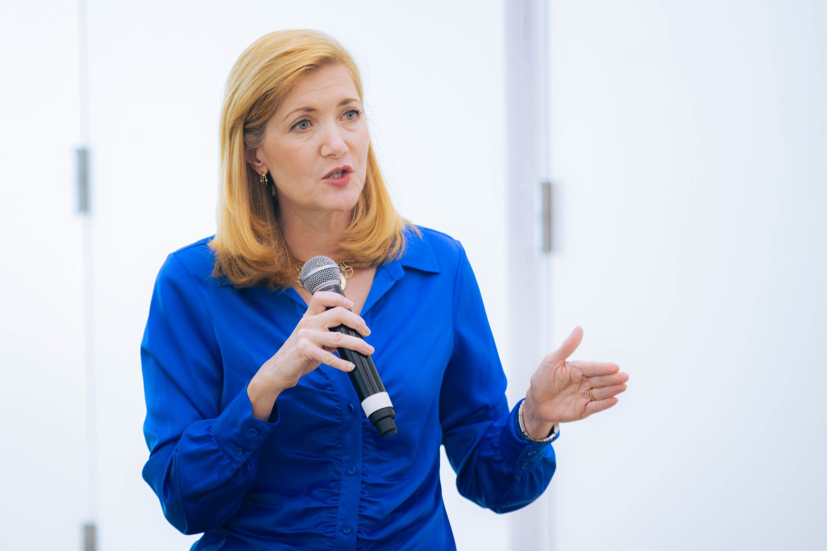 Mitra Miller habla con micr&oacute;fono en mano durante una conferencia en incMTY 2026, dirigi&eacute;ndose al p&uacute;blico sobre inversi&oacute;n y emprendimiento.