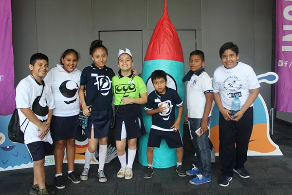 Alumnos de primarias en "Viaje a través del Universo"