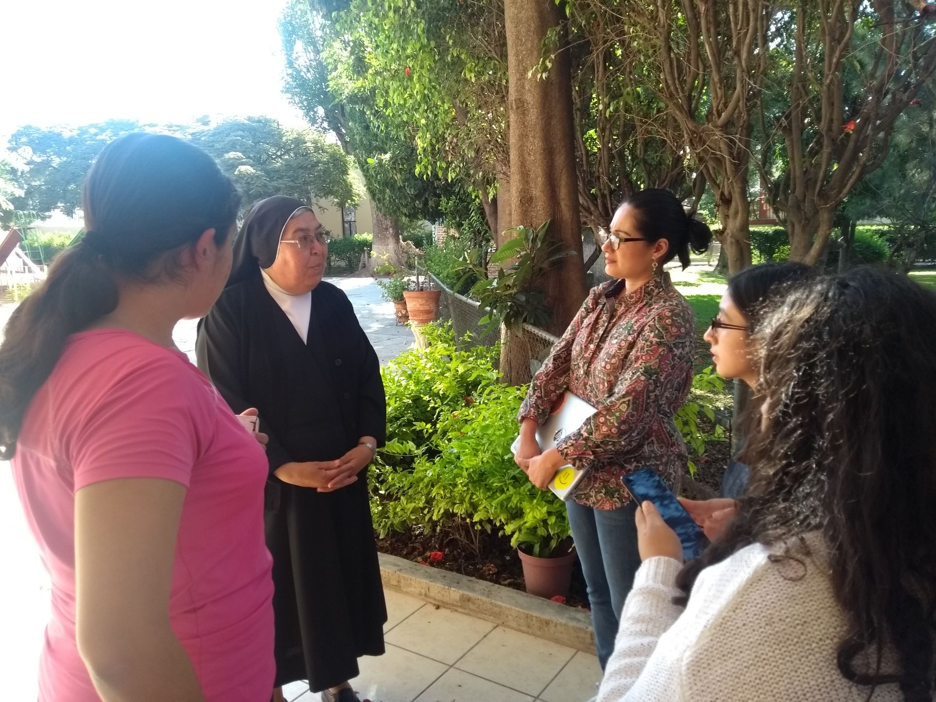 madre platicando con las alumnas