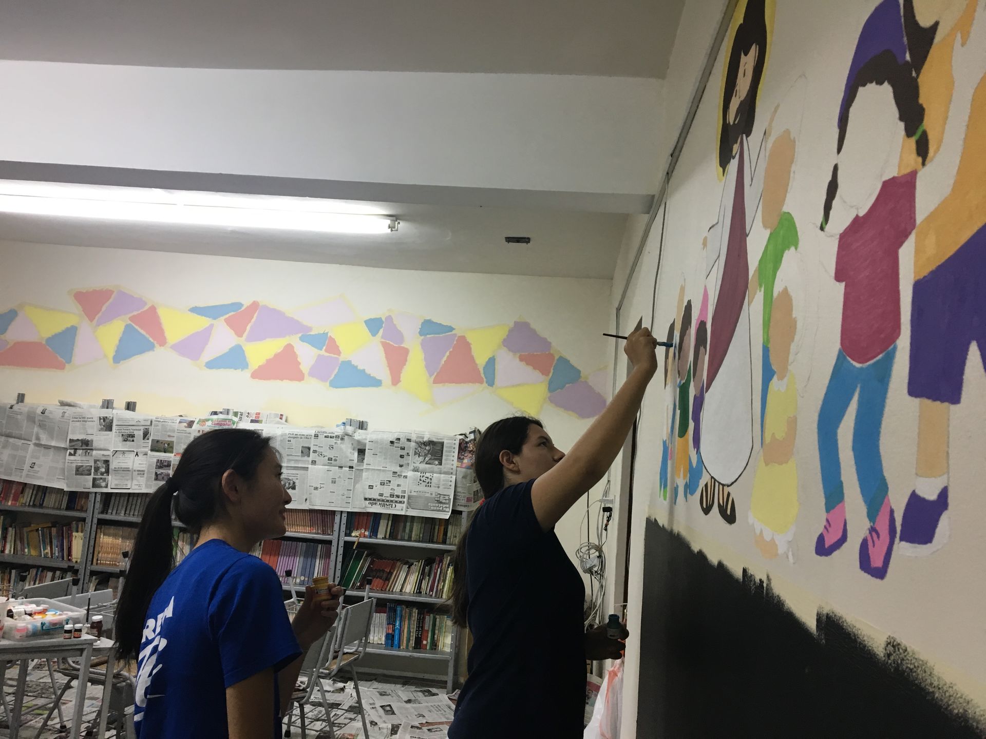 alumnas pintando el mural