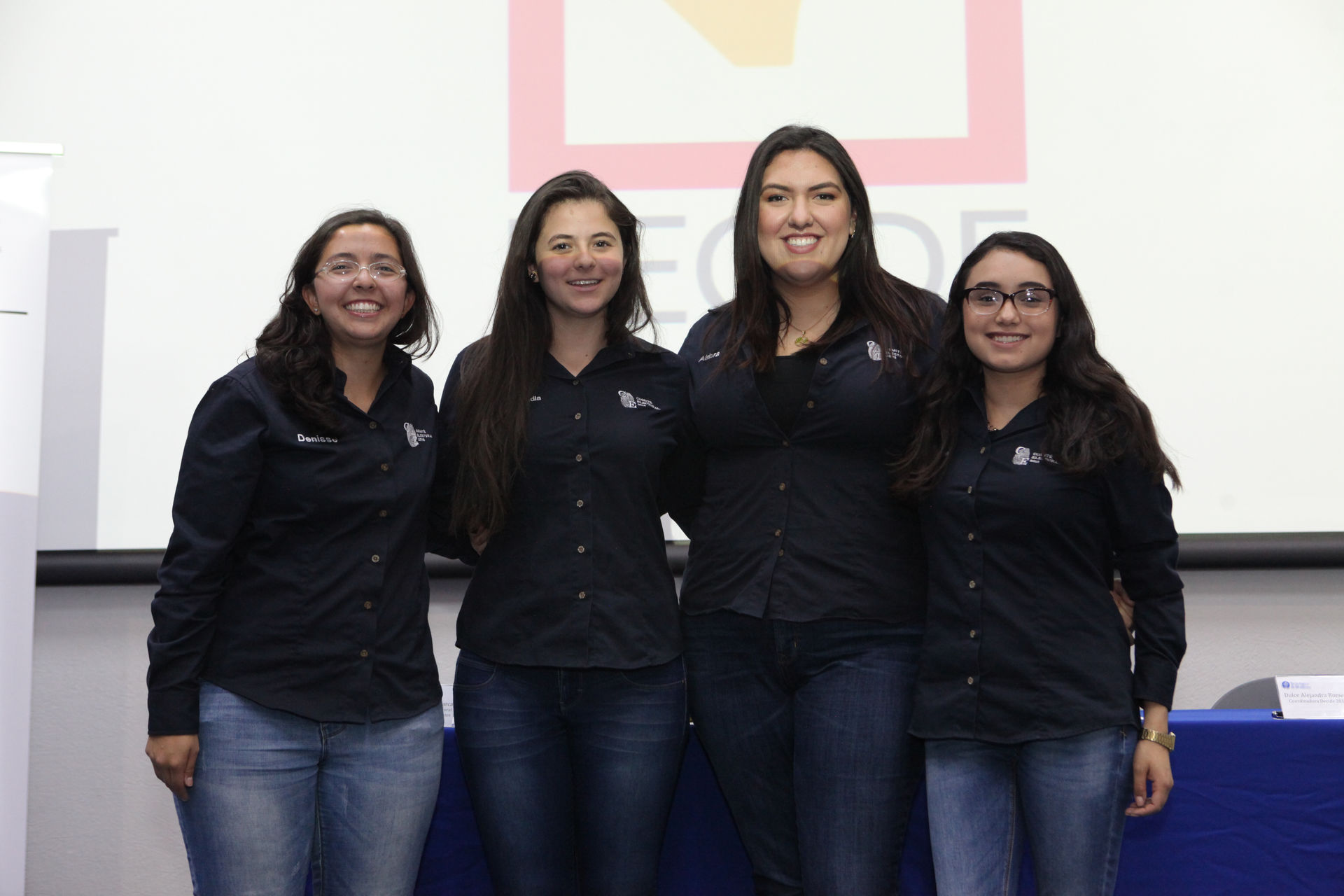 Las representantes del Comité Electoral de la Federación de Estudiantes y las coordinadoras del proyecto Decide 2018, en rueda de prensa informaron a los medios de comunicación sobre el panel a celebrarse el próximo 24 de abril en Querétaro.