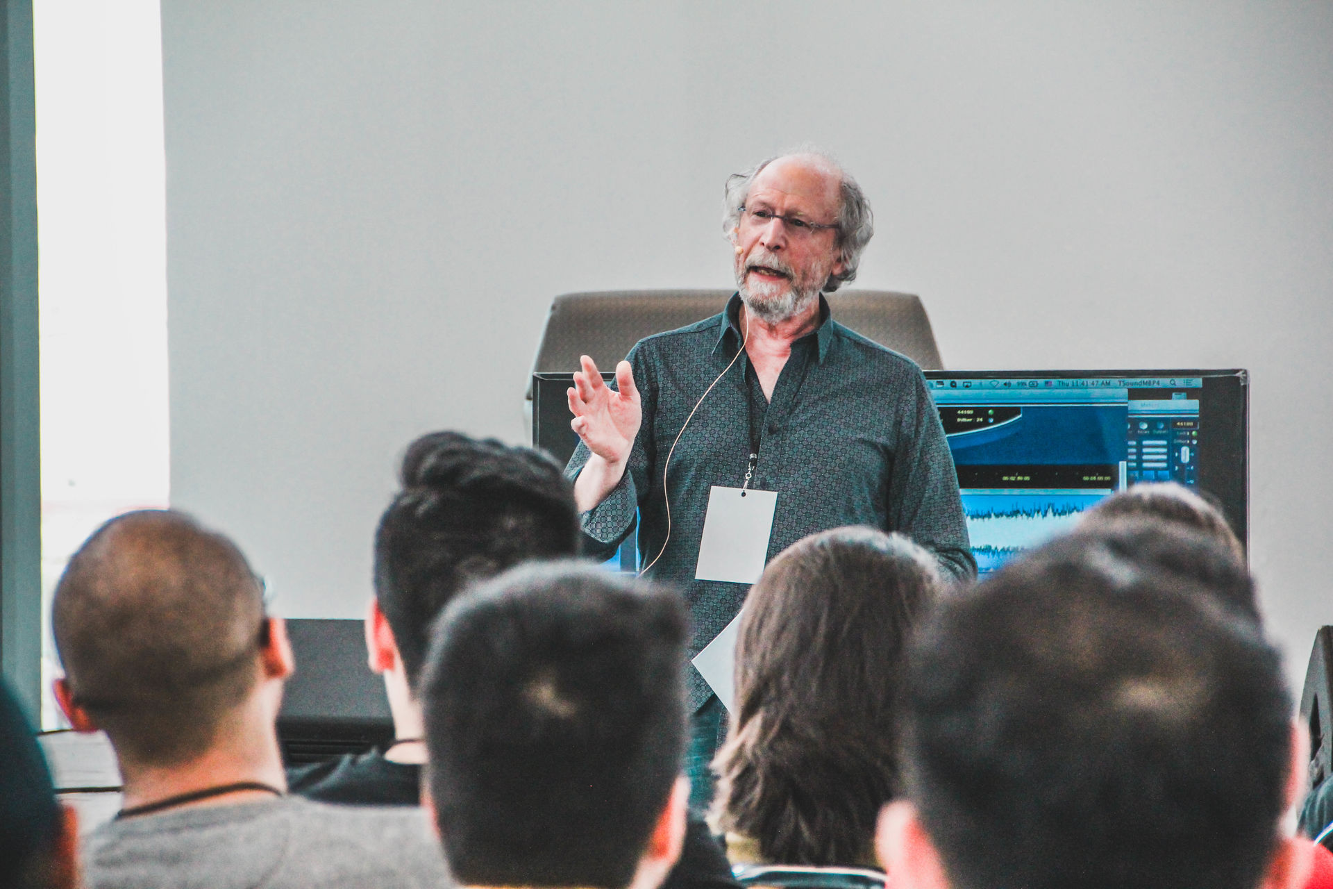 Profesor dando clase sobre producción musical