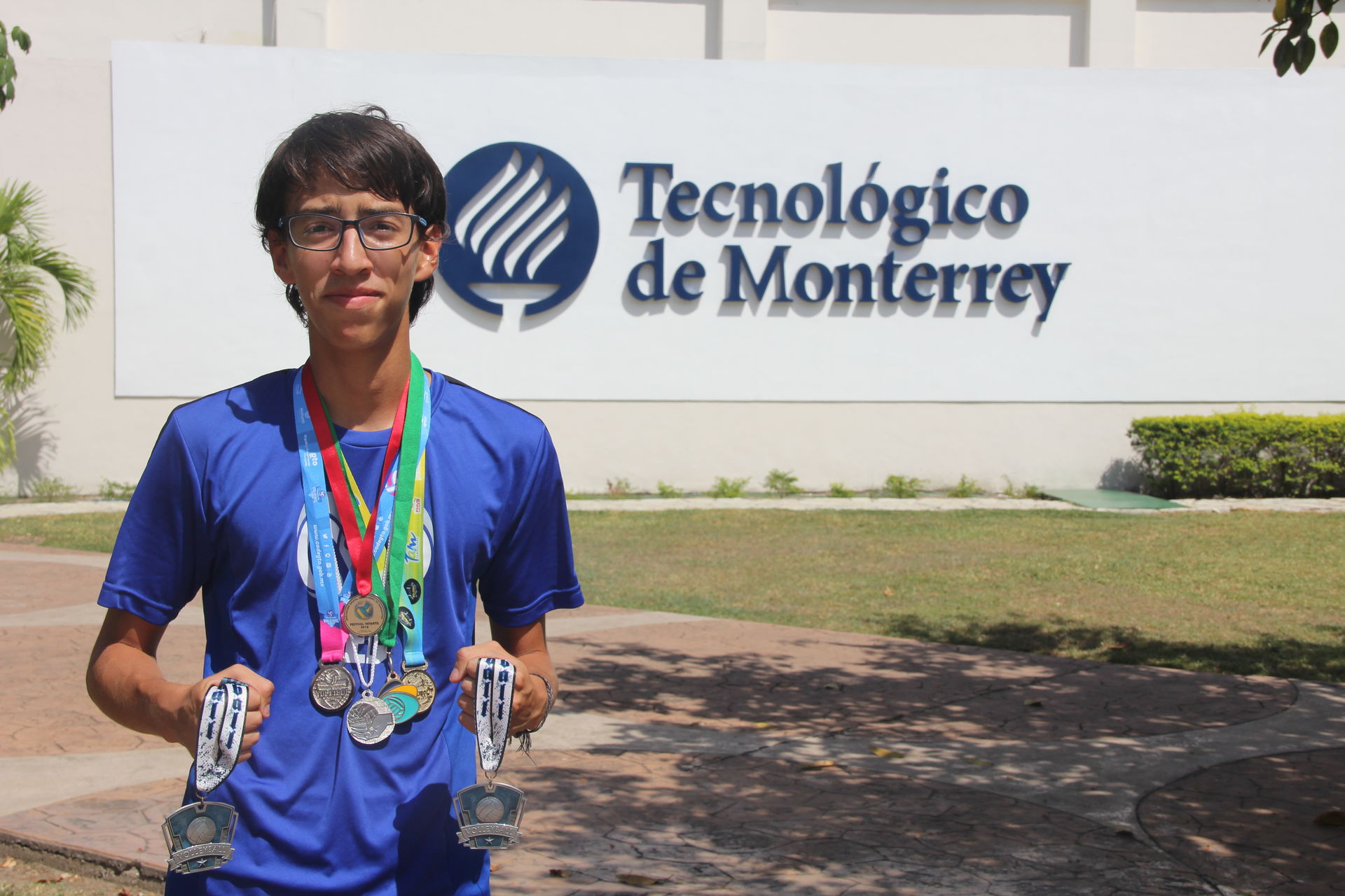 Félix con sus medallas