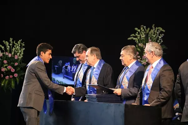 Ángel Briones Graduación
