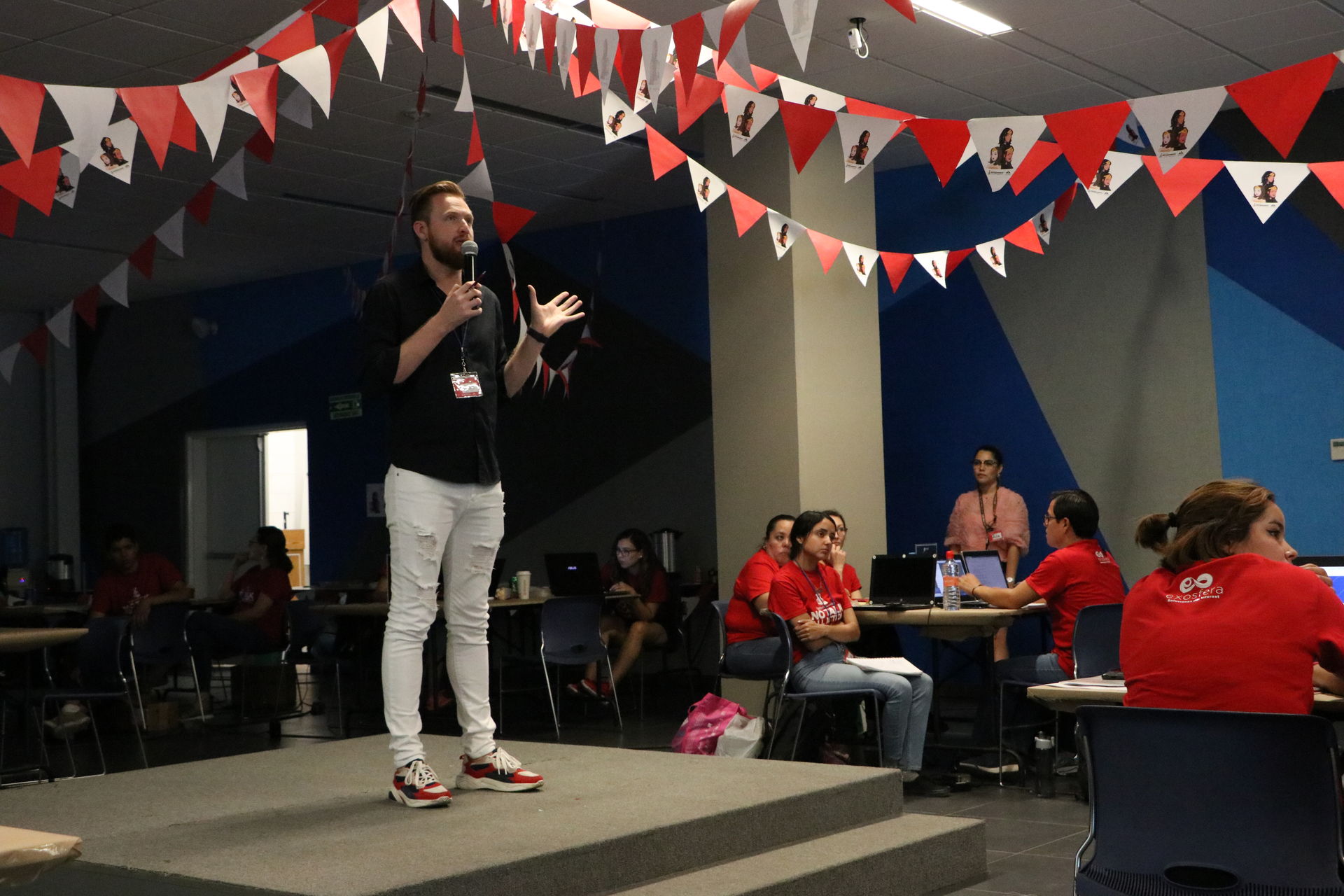 Los participantes escucharon una platica impartida por Arturo Cano sobre validación de Mercado