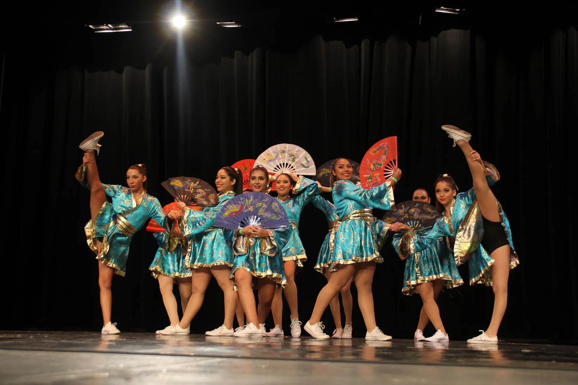 El grupo de baile comenzando su coreografía “Tokyo Girls”