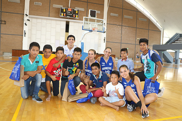 Niños triquis y Borregos de basquetbol