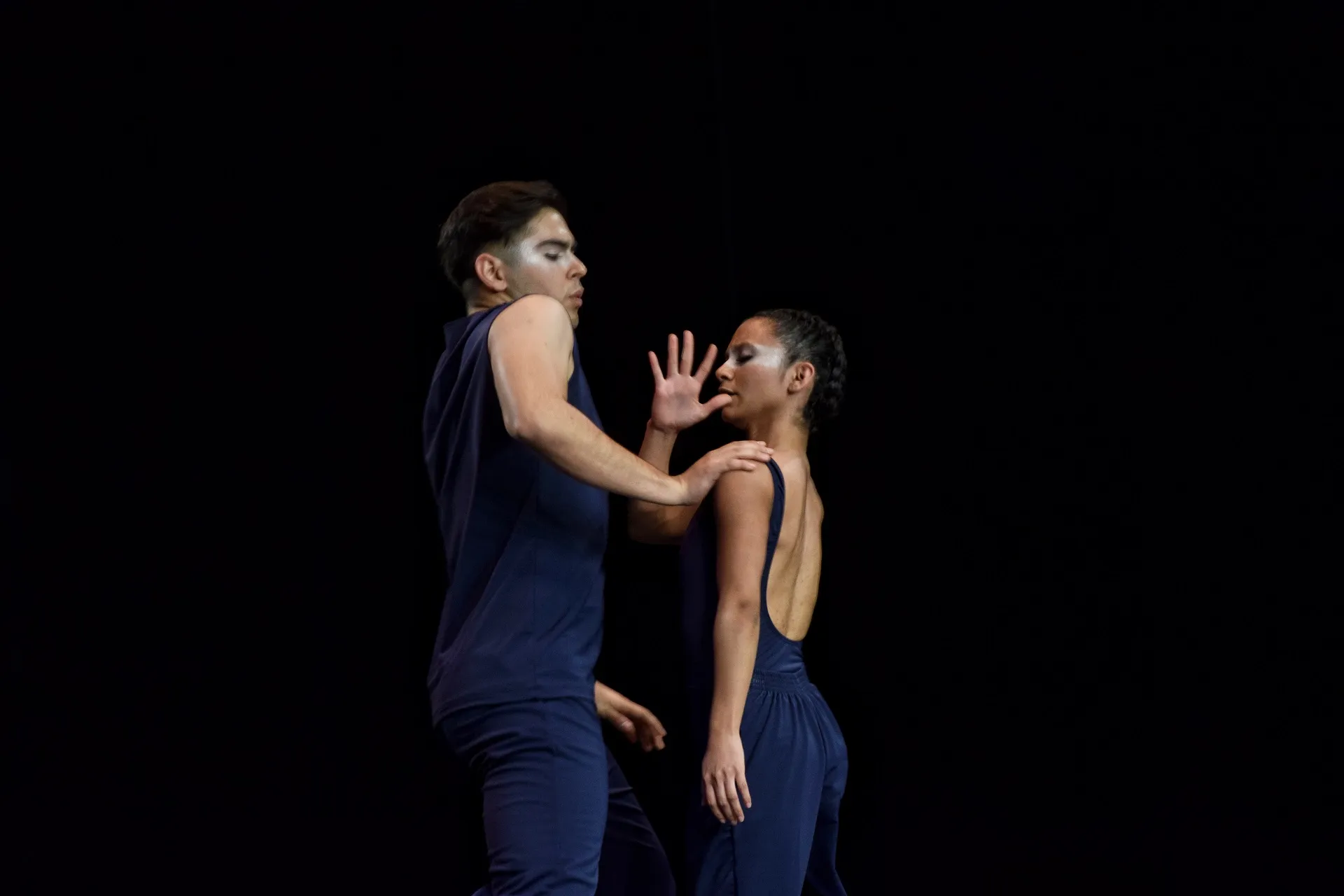 Nervios, emoción, miedo, esperanza, incertidumbre, alegría, así son los sentimientos que experimentan cada uno de los participantes del Festival Nacional de la Cultura y las Artes 2019, que está a días de comenzar. Dana Carolina Gómez Villalobos, comenzó su camino por el baile desde los 4 años, por lo que está más que preparada para defender el campeonato en la competencia Tec Dance. Su especialidad es el jazz, contemporáneo y hip hop, pertenece al equipo de competencia de baile del campus desde hace ya casi 5 años, además de ser parte de la compañía musical Allegro desde el 2012. Es candidata a graduar de Ingeniería en Biotecnología y es una alumna que desde principios de su carrera ha destacada no solo en el baile sino también en lo académico. A pesar de ser una carrera tan demandante, ella ha sabido sobrellevar la carga extra que implica cumplir con la escuela y a la vez asistir a los ensayos, pues el equipo de competencia entrena todos los fines de semana, incluyendo vacaciones y asuetos. Esto, aunado a que Biotecnología es una de las carreras con más carga de trabajo en el campus, nos deja evidente que para Dana el seguir bailando no ha sido una tarea fácil, sin embargo, es su gran pasión. “Es difícil, pero es cuestión de organización, mientras acomodes tus horas, seas productivo con tu tiempo y muy disciplinado, lograrás sacar bien las cosas”. La futura ingeniero afirma que lo que más le gusta del Festival es la experiencia de competir y la oportunidad de convivir con alumnos de otros campus que al igual que a ella, les encanta bailar. “Lo que más voy a extrañar es la convivencia en todos los viajes, y las amistades que he forjado haciendo esto que tanto me apasiona”, dice Dana sobre su ya tan próxima graduación. Por último, nos deja con estas palabras que día a día la motivan a ser mejor bailarina y estudiante: “¡No pares hasta que estés orgulloso!
