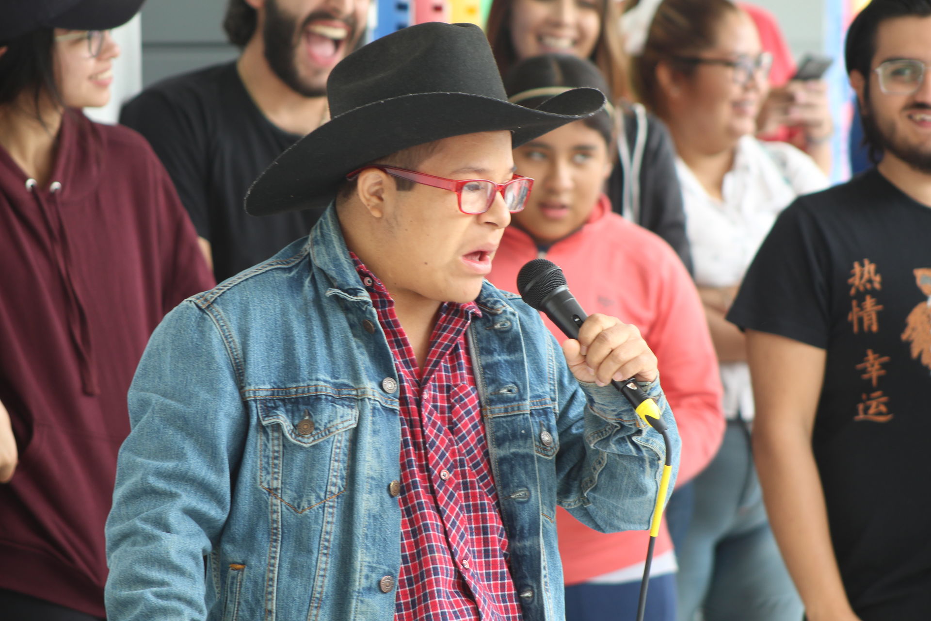 Persona con discapacidad en inclusión dentro del show de talentos en Campus Irapuato