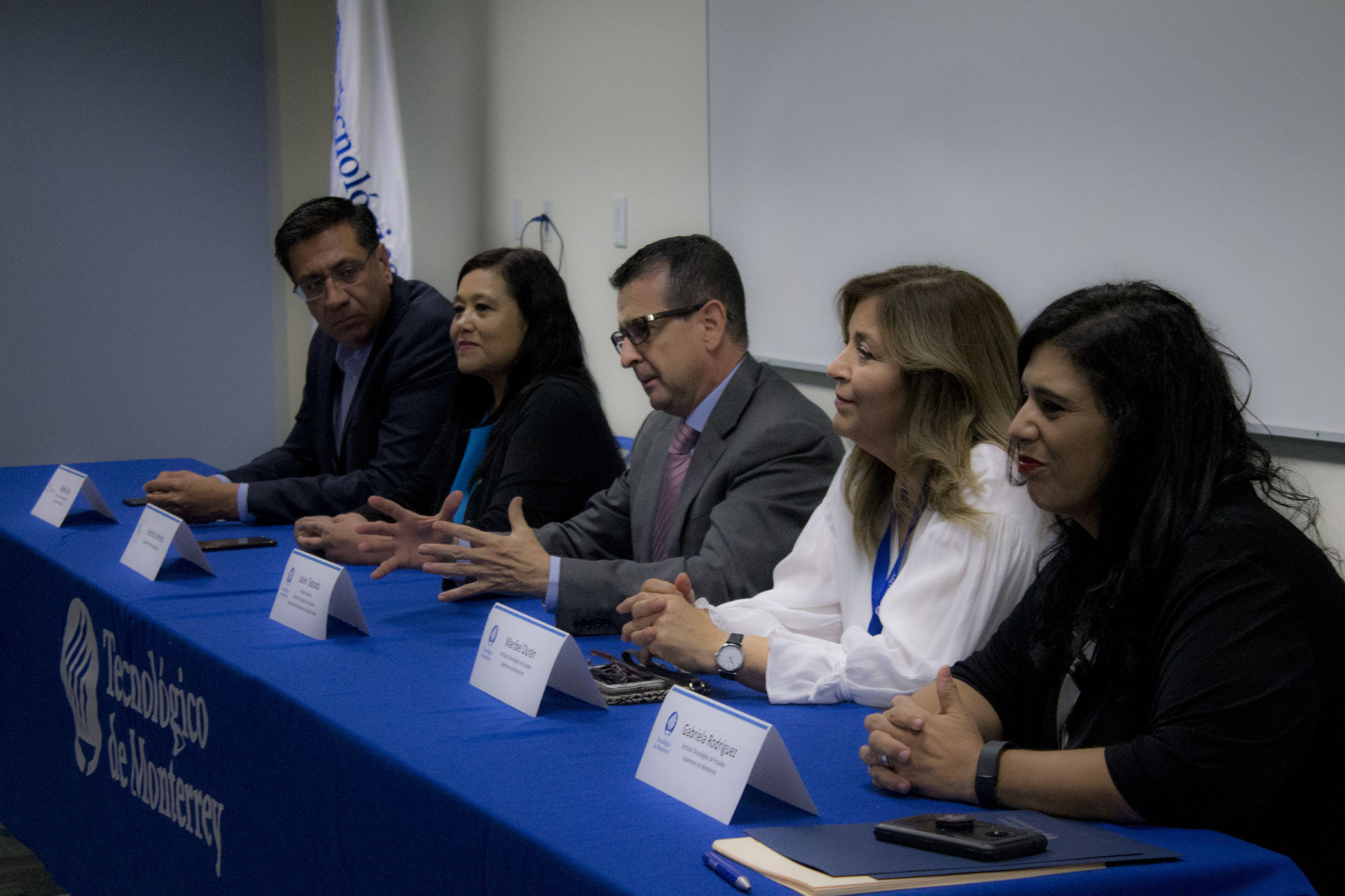 Directivos de las instituciones en el convenio. 