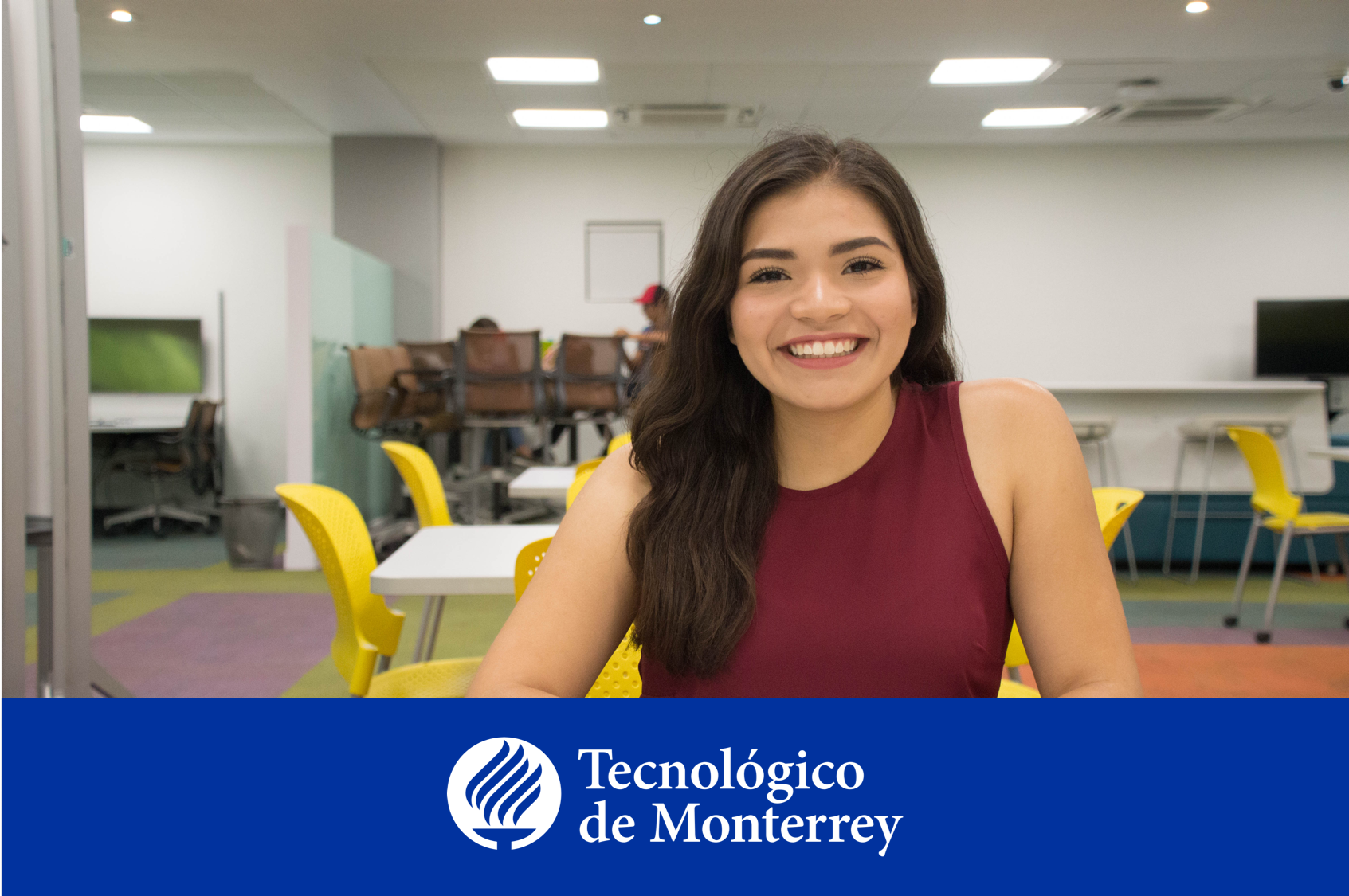 Mujer observando la cámara mientras sonrié