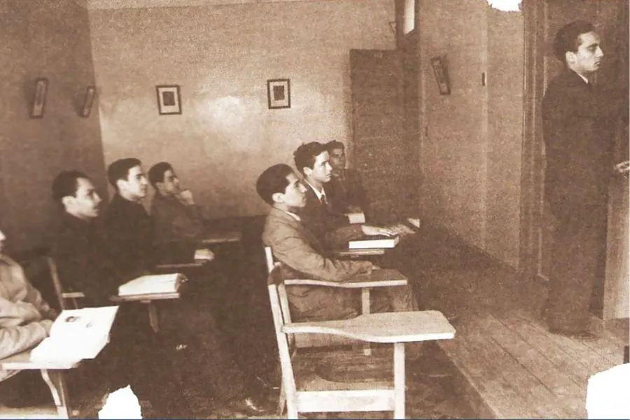 En 1946, Arquitectura naci&oacute; en la antigua casona del centro de Monterrey, bajo la direcci&oacute;n del arquitecto Ricardo Guajardo, fundador de la carrera.
