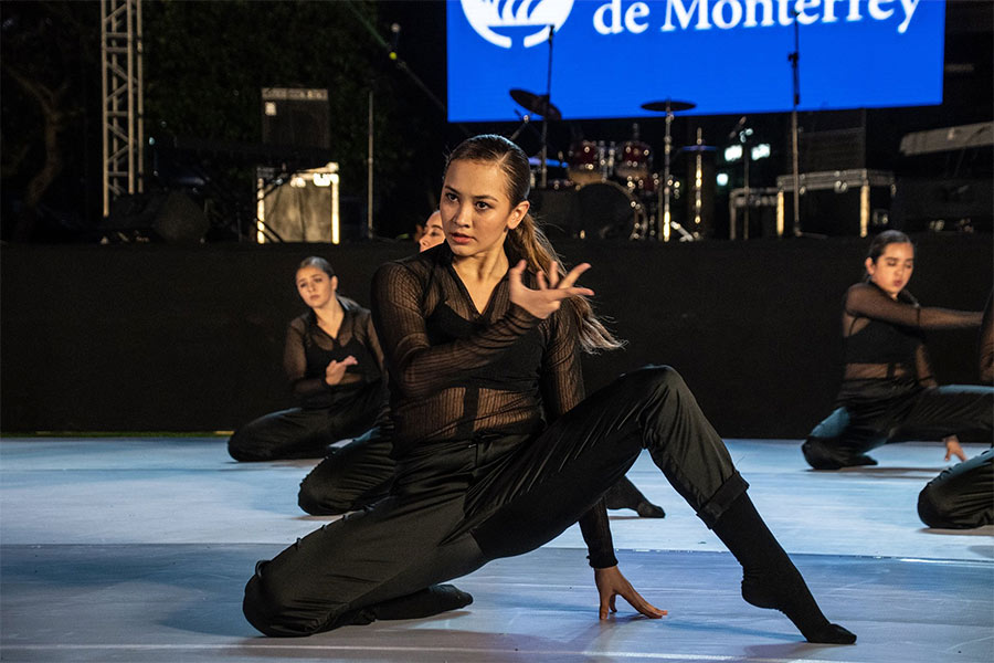 Integrante del grupo representativo bailando la coreografía