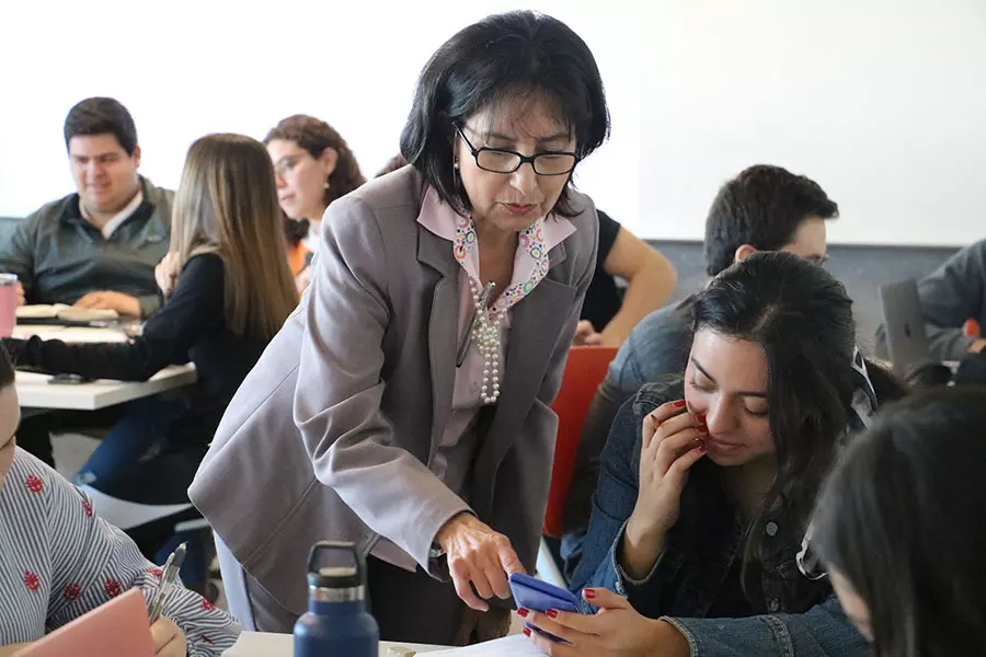 Foto interior profesora en clase