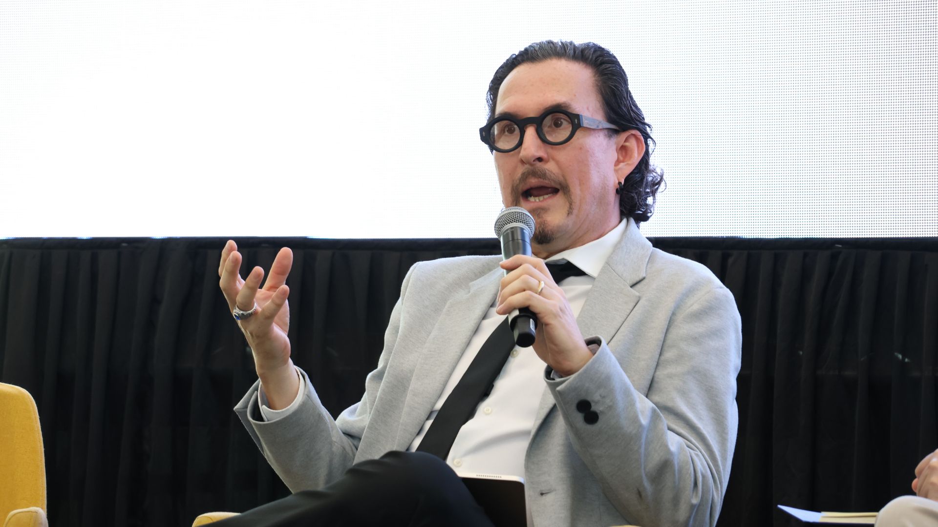 Especialistas internacionales participan en un panel sobre pensamiento cr&iacute;tico, inteligencia artificial y educaci&oacute;n superior durante un foro acad&eacute;mico en el Tec de Monterrey.