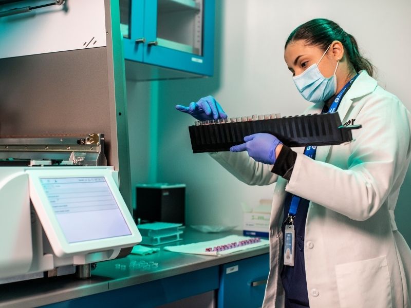 Investigadora en laboratorio.