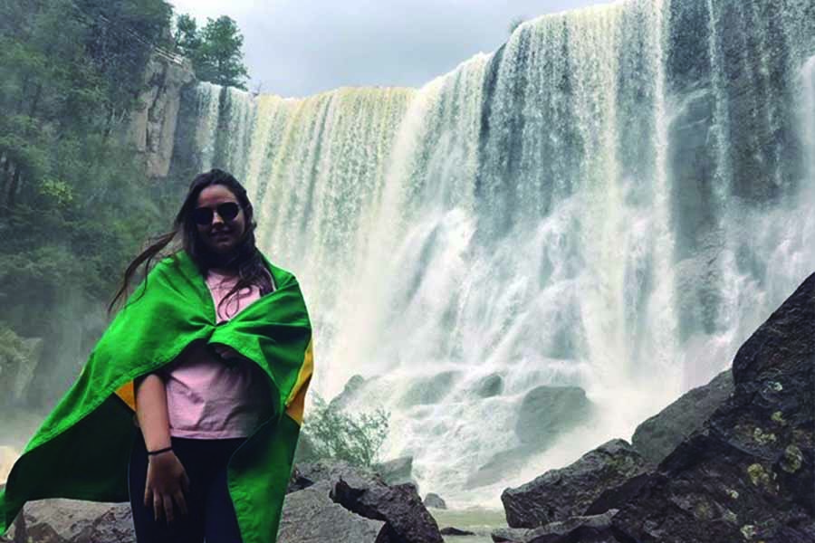 Isa posando con bandera de Brasil