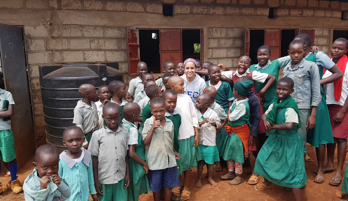 Iza Siller realizó labor social en Kenia.