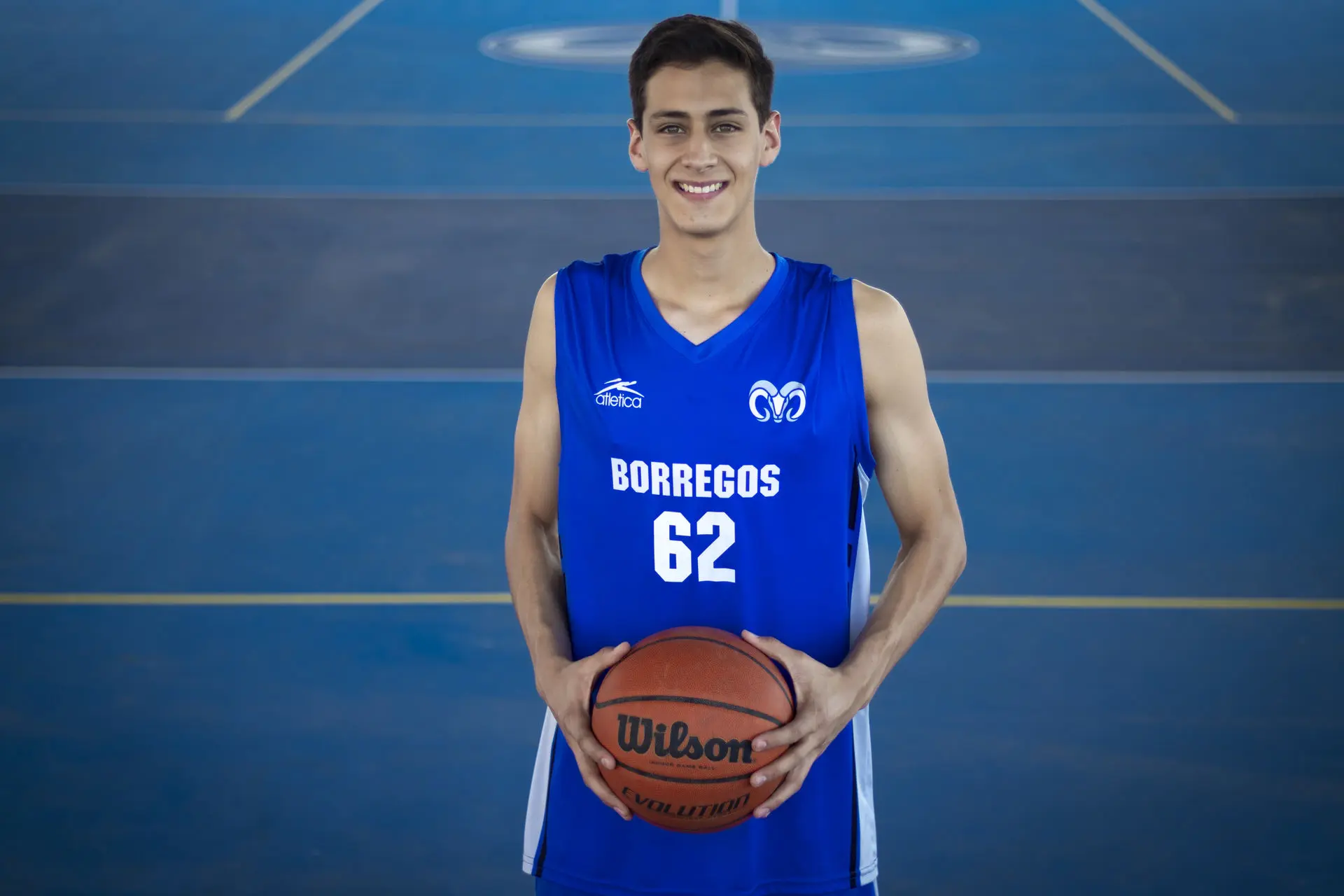 Juan Pablo Camargo con en uniforme del equipo de Borregos de PrepaTec Ciudad Juárez.