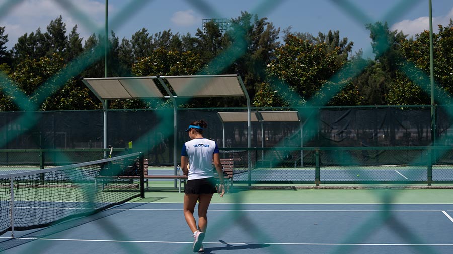 Jazmín ganadora de Beca del 100% en universidad extranjera en cancha de Tenis