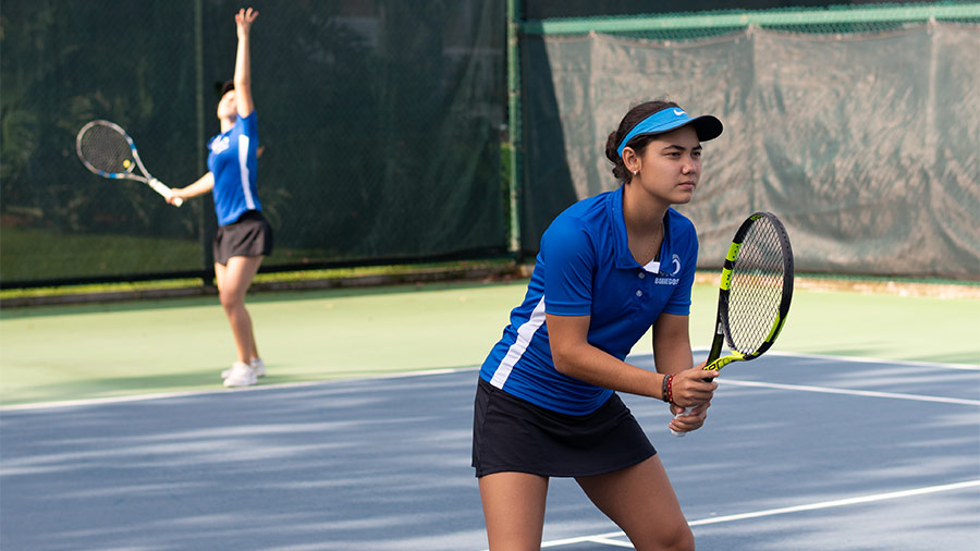 Jazmín en juego de Tenis junto a su compañera en Intercampus