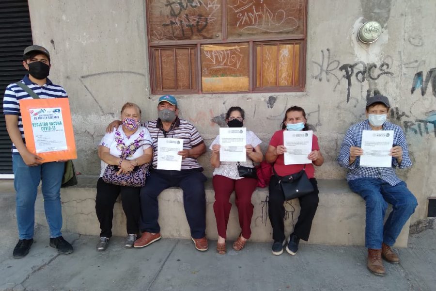 Jesús Constanzo con algunas de las personas que registró para la vacuna del covid-19. Foto: Cortesía Jesús Constanzo.