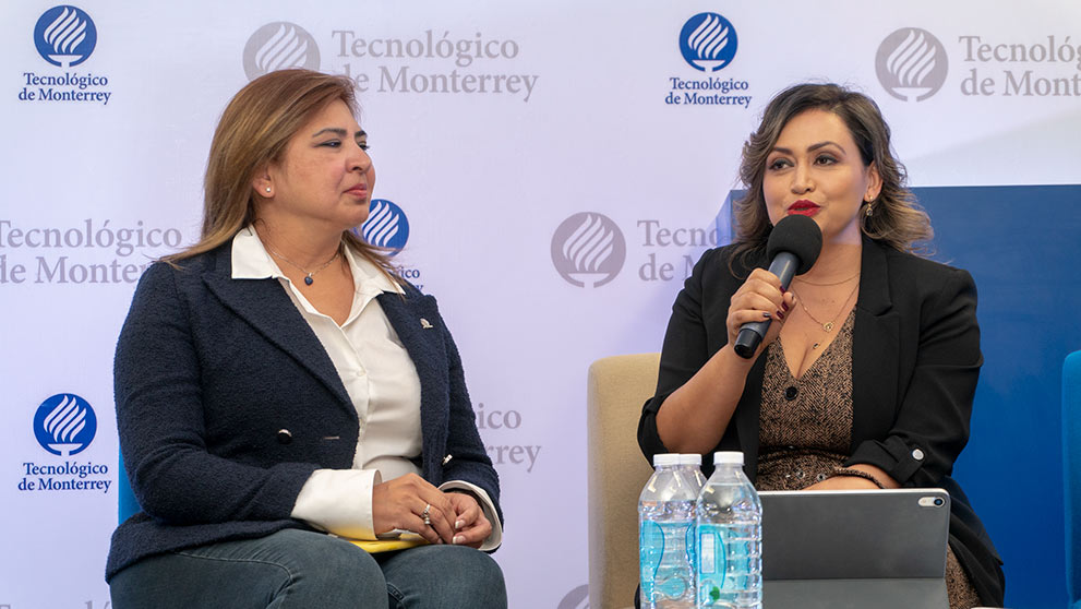 johanny hernandez y edna fong sentadas conversando con un publico