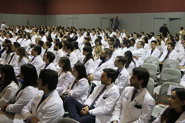 Estudiantes que asistieron al Coloquio de Sociedades Académicas