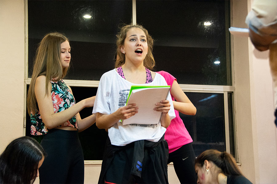 Joven alumna en ensayo de canto