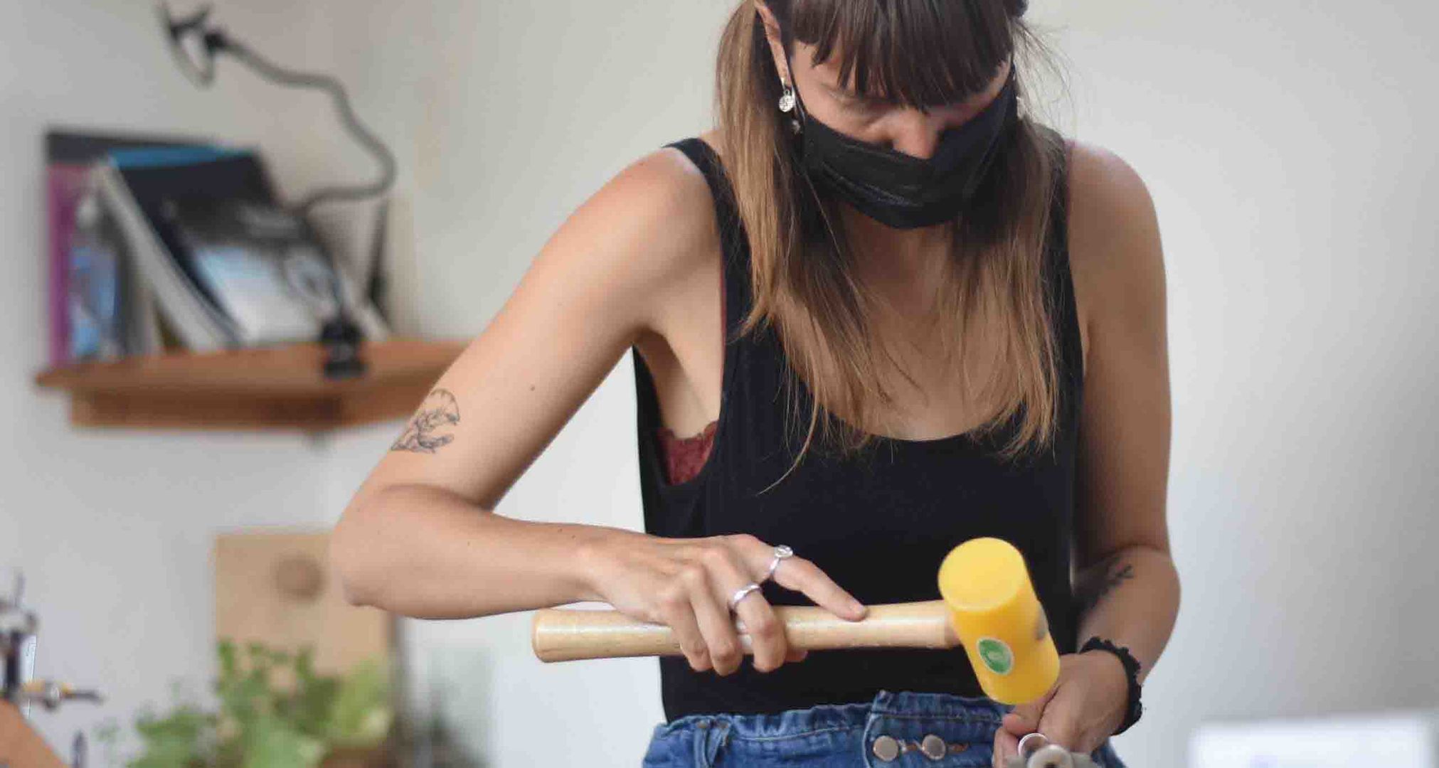 Carolina Gamper, EXATEC de la carrera de Diseño Industrial en Campus Querétaro, es la creadora de Mino Mino, una marca de joyería hecha de plata reciclada y cerámica. 