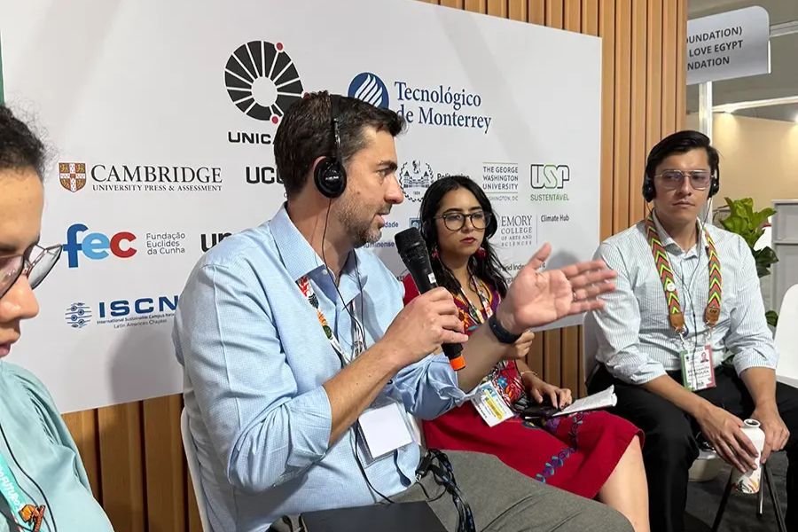 Panel de di&aacute;logo durante una conferencia clim&aacute;tica internacional, con representantes del Tecnol&oacute;gico de Monterrey participando en una discusi&oacute;n sobre sostenibilidad y acci&oacute;n clim&aacute;tica.