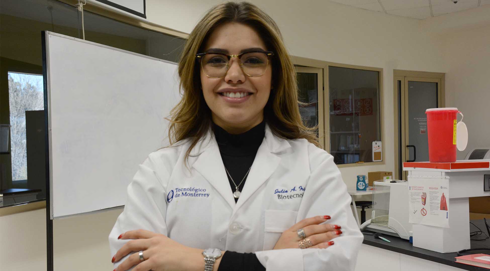 Julia Romero en el laboratorio