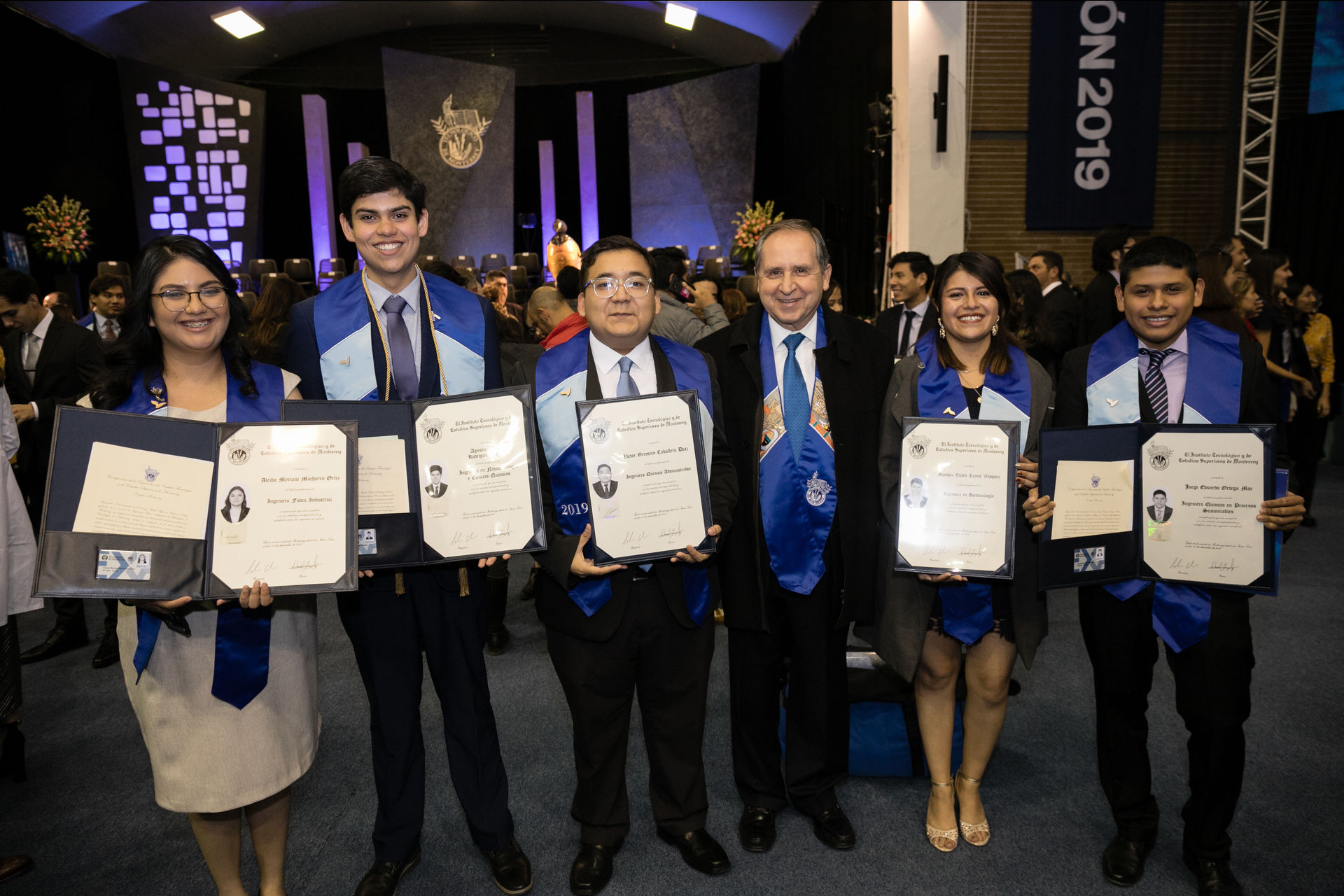 Líderes del Mañana graduados