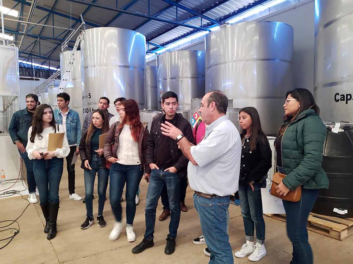 Alumnos de Derecho del Tec asesoran a Tequilera para exportar