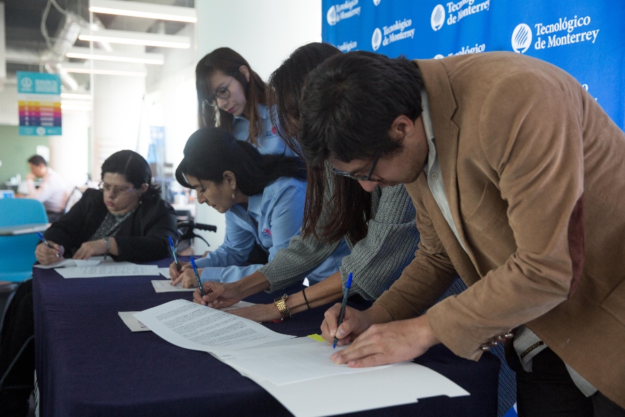 Socios formadores en la firma de los convenios de ayuda social