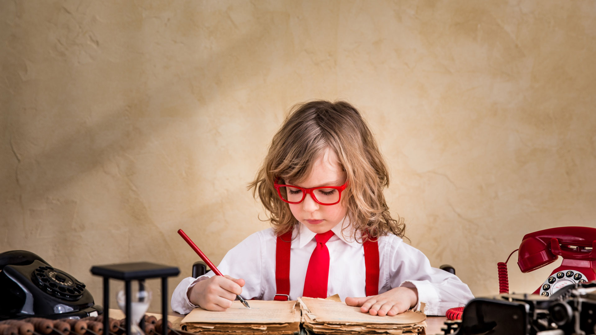 Niño escribiendo 