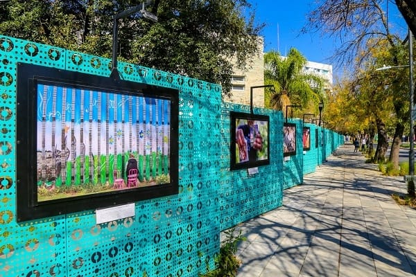 La exposición está ubicada en la acera de la avenida Fernando García Roel, entre Junco de la Vega y Eugenio Garza Sada. 