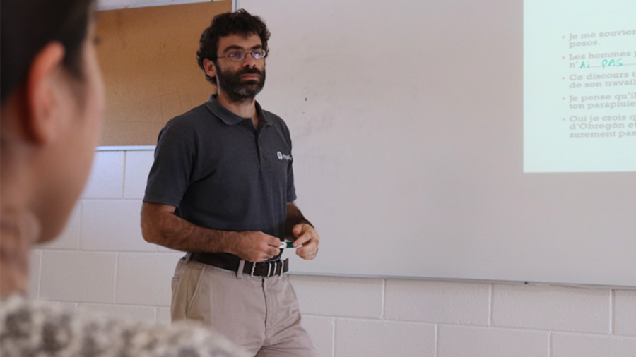 Maestro Damien Lesca impartiendo sus clases de frances en PrepaTec Ciudad Obregon