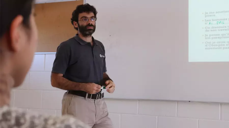 Maestro Damien Lesca impartiendo sus clases de frances en PrepaTec Ciudad Obregon