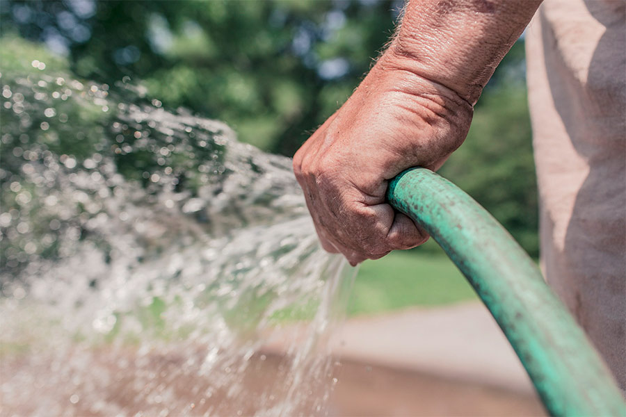 Manguera tirando agua