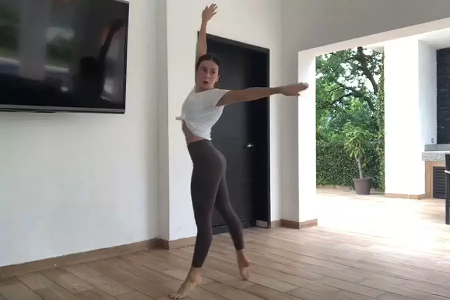 Foto María Luisa realizando coreografía
