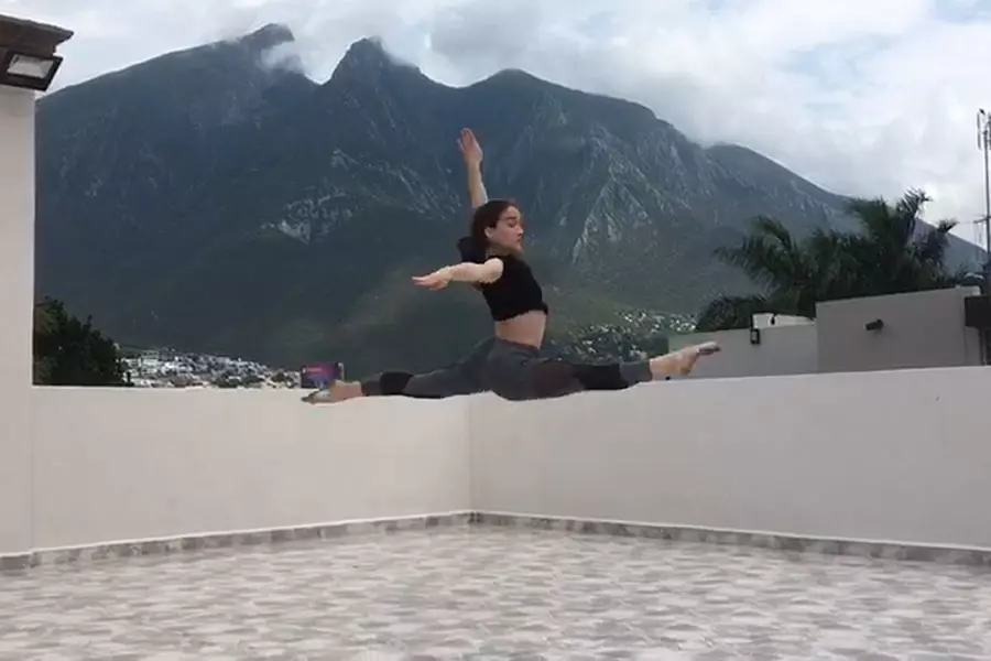 Foto Laura Paez realizando coreografía