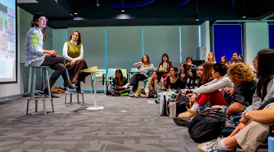 María Bottle egresada de PrepaTec comparte consejos para proceso creativo del arte