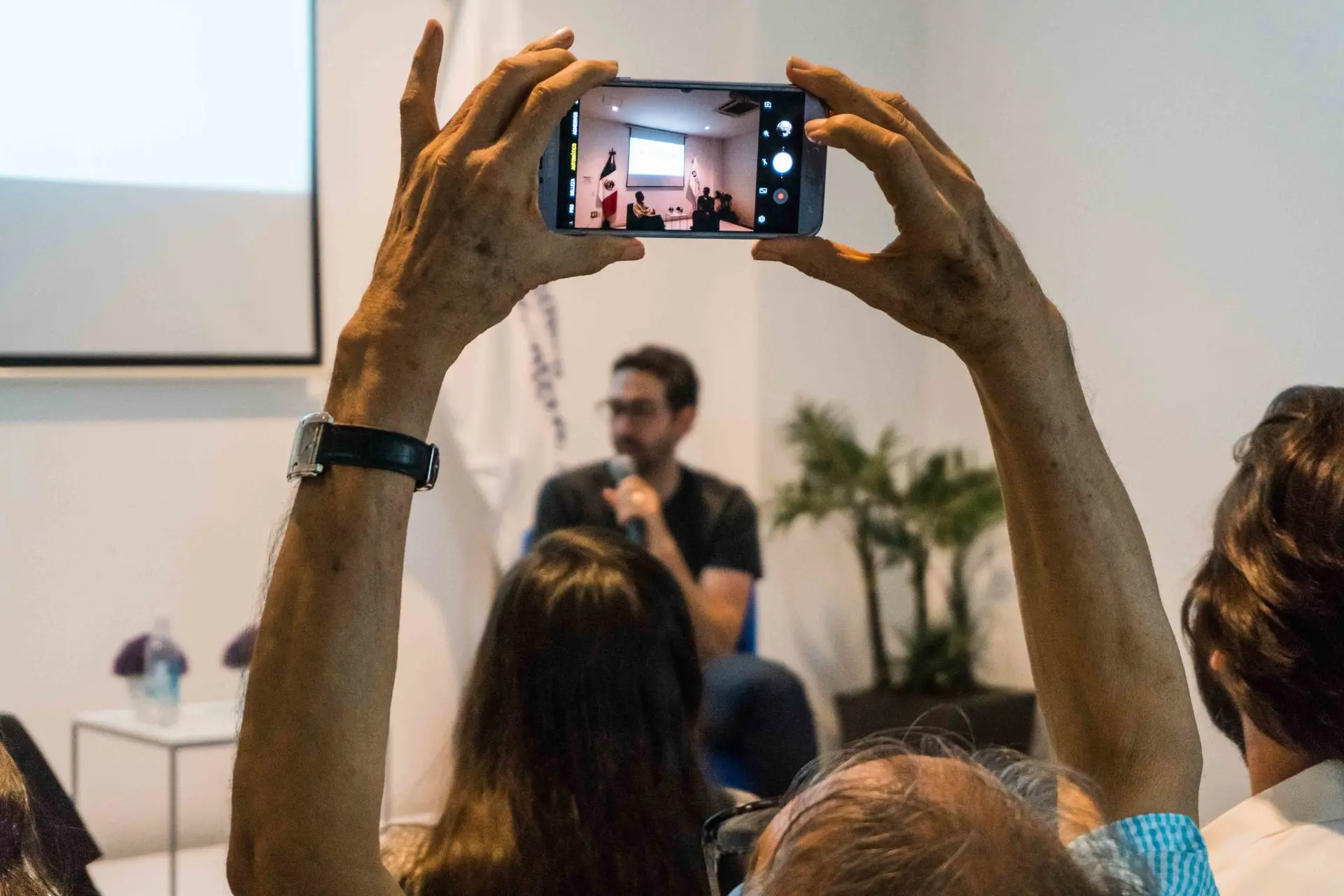 Hombre tomando video de Mauro Mueller