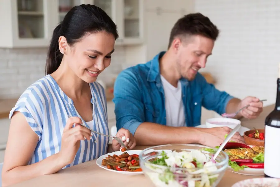 Mujer y hombre comiendo saludablemente