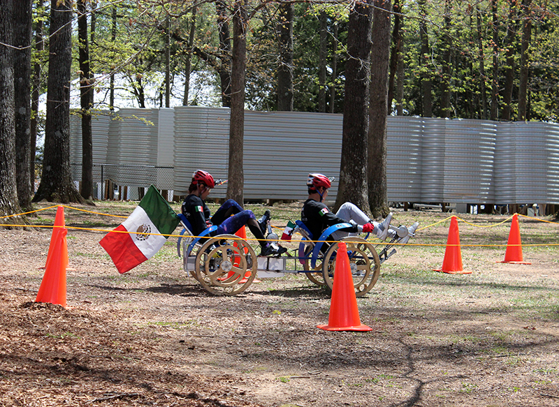 Pilotos del rover durante la competencia en la NASA