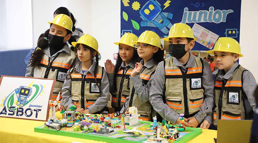 Niños y niñas participan en la FIRST Lego League en campus Laguna