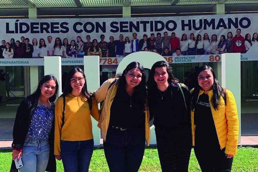 Niñas y posando en letras LSH